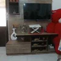 تلویزیون 32 اینچ همراه با میز تلویزیون