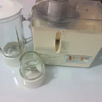 آبمیوه گیری سه کاره کار کرده