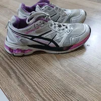 یک جفت نیم بوت زنانه ویک جفت کتانی