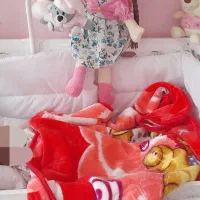 گهواره و تخت کنار مادر