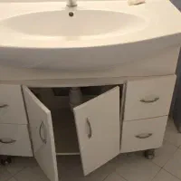 روشویی کمددار و شیر و آینه