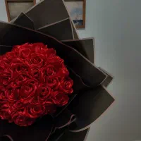 دسته گل روبانی قرمز یه هدیه زیبا و شیک