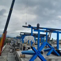 جوشکار و نصاب ماهر جهت نصب سازه فلزی