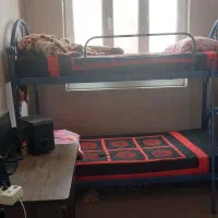 تخت دو طبقه فلزی و میز تلویزیون