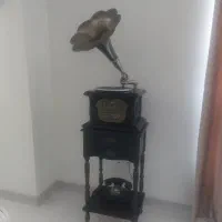 گرامافون همراه میز قدیمی