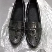 کفش به علت  کوچک بودن بفروش می رسد