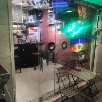 باریستا آشنا به بار سرد و گرم