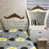 تخت خواب ی نفره همراه میز آرایشی وخوشخواب