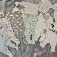 تعداد زیادی سرهمی بادی و لباسهای نوزادی