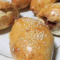 نان فانتزی شیری و پیراشکی گوشت خانگی درجه یک