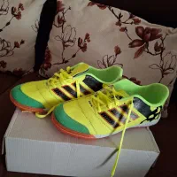 کفش سالنی  فوتسال سایز ۴۴ به ۴۳ هم میخوره