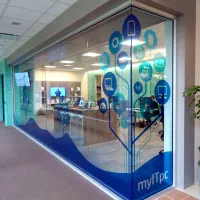 چاپ تراکت لیبل پرینت لیوان کاغذی استیکر مش رول اپ|خدمات رایانهای و موبایل|تهران, صادقیه|دیوار