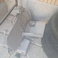 تعدادی وسایل فست فود بفروش میرسد.