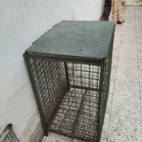 سطل زباله فلزی جلوی ساختمان