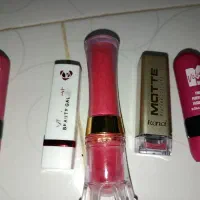 لباس و مانتو و پالتو زنانه و تعدادی لوازم آرایشی