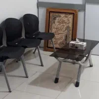 صندلی پلاستیکی پایه فلزی و میز شیشه ای