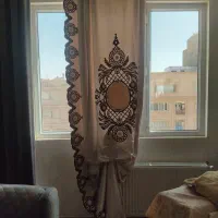دوتا کنار پرده چپ و راست