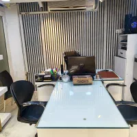 همکار خانم در فروشگاه کفش زنانه
