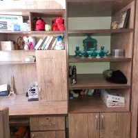 میز تحریر و کتابخانه