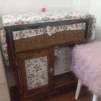 یک عددکمدچرخ خیاطی و پاف صورتی