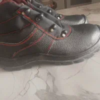 کفش کار|کیف، کفش، کمربند|پیر بکران, |دیوار