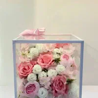 باکس شیشه ای با گل مصنوعی
