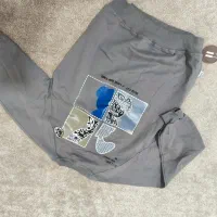 تعدادی لباس بچگانه