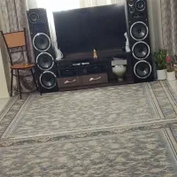 ۲تیکه فرش کوچیک ومیزتلوزیون