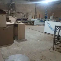 کارگر نجار وارد و زیر کار چی برای رنگاری