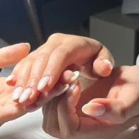 تعدادی ناخنکار حرفه ای و با تجربه در سالن تحصصی