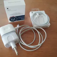 شارژر اصلی آیفون که دوتا سیم با یک کلگی هست