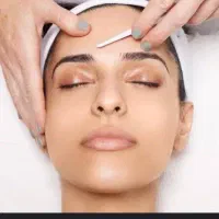 درما پلینینگ ( پاکسازی صورت و اصلاح همراه با ابرو)