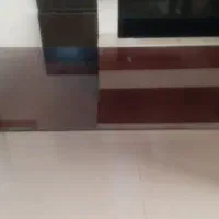 یک میز شیشه ای و یک استند فلزی کتاب در حد نو