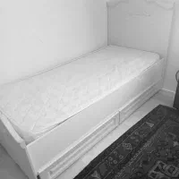 دوعدد تخت خواب همراه با تشک