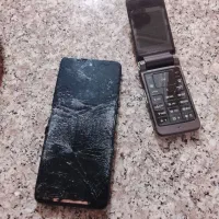 گوشی موتورولا شکسته و سامسونگ تعمیری