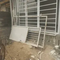 درب دو لنگه برای درب ساختمان در حال ساخت