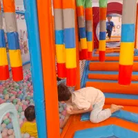 به یک مربی کودک برای خانه بازی نیازمندیم.