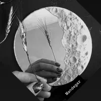 ماه و آینه ماندگار