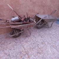 دو فرغون با سه بشکه زیرپایی و یک تخته زیرپایی|مصالح و تجهیزات ساختمان|بابلسر, |دیوار