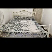 تخت فلزی کاملاً سالم