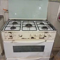 گاز فر دار و کابینت و میز کامپیوتر