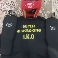 کلاه ولباس و زانوبند