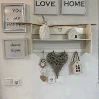 شلف به همراه تزیینات و تابلوها