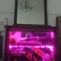 کمد و آینه چراغ دار همراه وسایل هم بفروش میرود