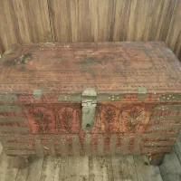 صندوق بزرگ عتیقه و قدیمی چوبی متعلق به زمان قاجار