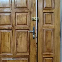 درب چوبی دولنگه چشم دار و دارای قفل