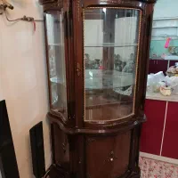 تعدادی وسایل منزل ویترین. صندلی. میز آرایش