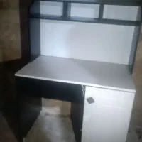 میز تحریر و کتابخانه