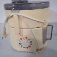 یک  عدد آب میوه گیری