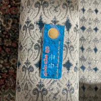 ربع سکه عادی زیر تابلو